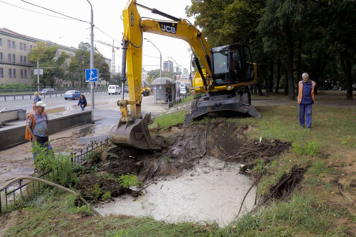 У Києві знову прорвало водогін: затопило проспект Перемоги