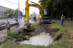 У Києві знову прорвало водогін: затопило проспект Перемоги