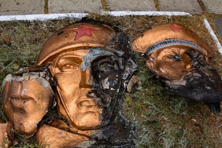 Бойовики затримали підлітків за руйнування пам’ятника шахтарям