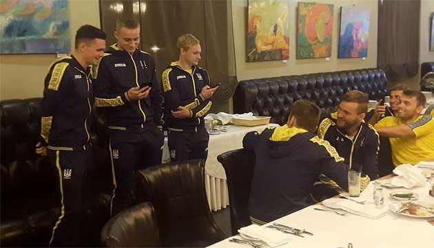 Яремчук та інші новачки збірної України пройшли кумедну посвяту в команді (відео)