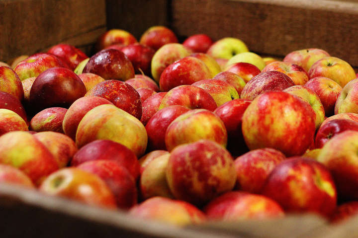 Яблука в Україні за тиждень подешевшали на 20-30%