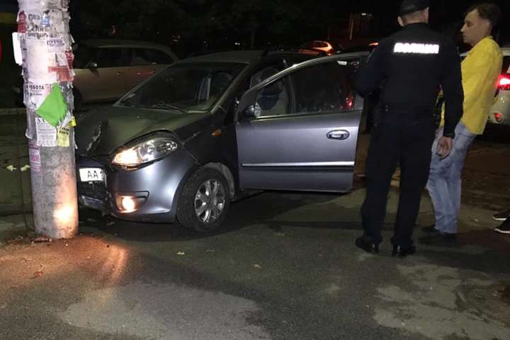 У Києві стовп зупинив жінку, що кермувала автівкою, ледь тримаючись на ногах