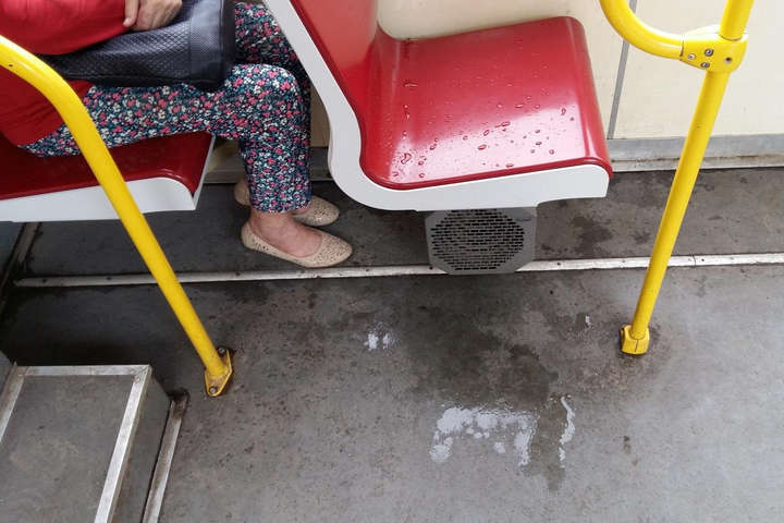 В одеському трамваї зі стелі пішов дощ