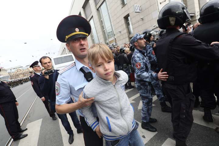 Діти і підлітки вийшли на протести у Росії (фото)