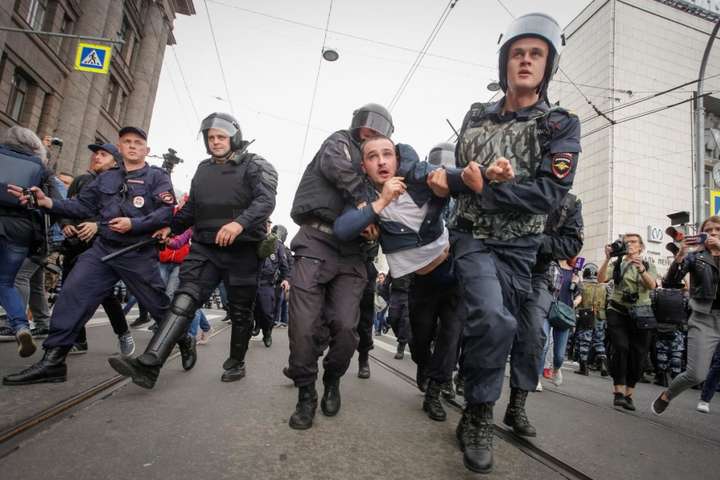 Протести в Росії: затримано близько 900 осіб
