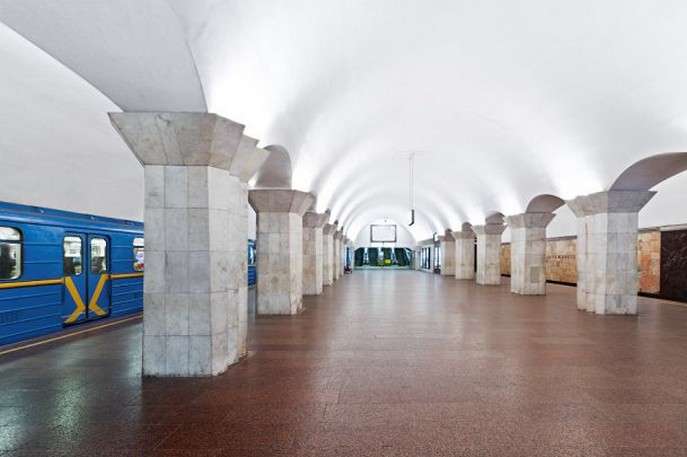 У Києві через пасажира на коліях зупиняли рух поїздів метро