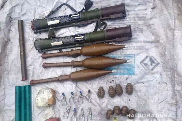 Правоохоронці знайшли на Донеччині схованку з гранатометами і вибухівкою