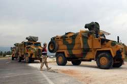 Туреччина концентрує військову бронетехніку на кордоні з Сирією