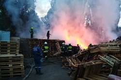 У Дніпрі на автобазі виникла масштабна пожежа