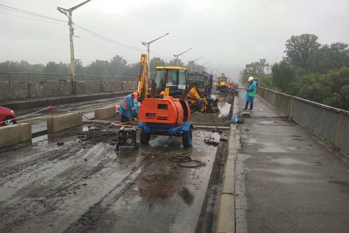 Дощ не на заваді: на мосту Метро розпочався ремонт (фото)