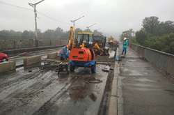 Дощ не на заваді: на мосту Метро розпочався ремонт (фото)