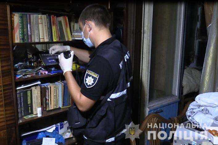 У Києві вбивця кілька днів жив у квартирі з трупом, ховаючись під диваном