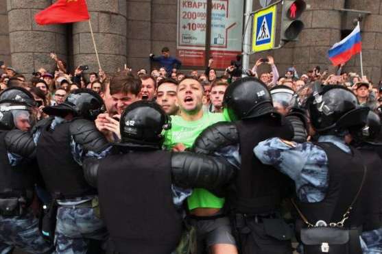 В России число задержанных на протестах против пенсионной реформы превысило 1000