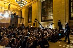 Легенда британского рока Пол Маккартни играет на вокзале