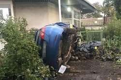 Автомобіль н а великій швидкості він зніс паркан, &laquo;влетів&raquo; на територію садового центру і перекинувся на бік 