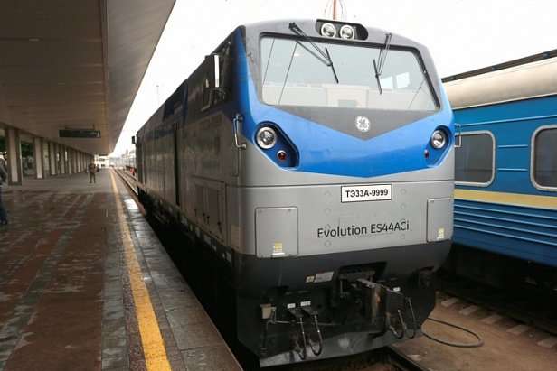 В Україну сьогодні доставлять перший локомотив General Electric 