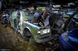 Як виглядає звалище елітних автомобілів в передмісті Лондона. Фотогалерея