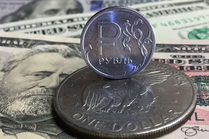 Російська валюта впала до мінімуму за два з половиною роки