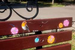 У столичних парках на лавочках з’явилися казкові мініатюри (фото)