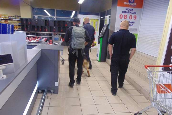 Поліція затримала жартівника, який «замінував» супермаркет