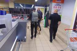 На місце події виїхала слідчо-оперативна група, кінологи та вибухотехніки