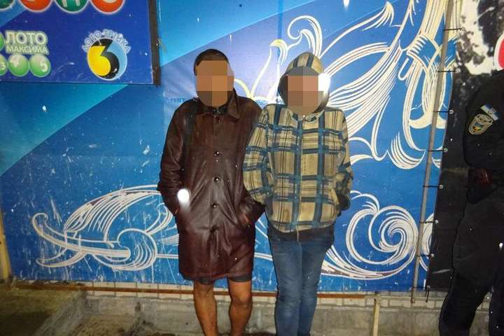 У Києві затримали чоловіка та жінку, які з ножем пограбували перехожого