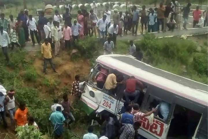 Жахлива аварія в Індії: автобус з паломниками впав у прірву, 50 загиблих