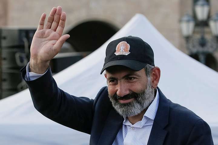 Прем’єр-міністр Вірменії наказав обшукати та роззброїти «спеціальні служби» олігархів