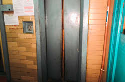 У Києві трирічна дитина понад годину просиділа у пастці у ліфті