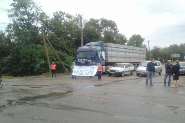 На Миколаївщині обурені люди ночували на трасі заради ремонту дороги