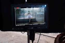 Боксеры в музее, балерина на заводе. Джамала представила новый клип