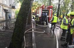 Робота рятувальників на місці пожежі у багатоповерховому будинку