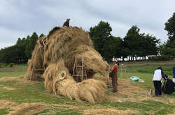 Невероятной красоты гигантские скульптуры, созданные из обычной соломы. Фотогалерея