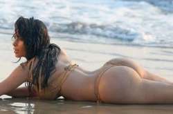 Ким Кардашьян стыдится своих пышных форм