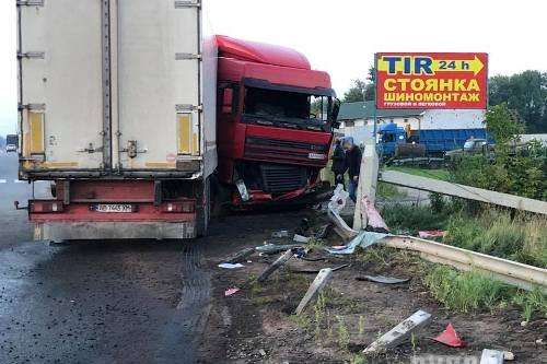 На трасі Житомир - Вінниця вантажівка злетіла з дороги