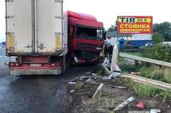 На трасі Житомир - Вінниця вантажівка злетіла з дороги