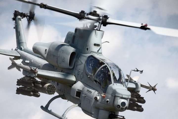 Сухопутні сили США знову приймають на озброєння ударні гелікоптери Apache