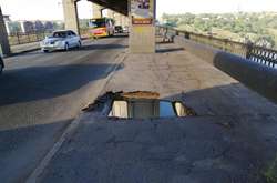 У Запоріжжі на мосту після ДТП утворилася величезна дірка 