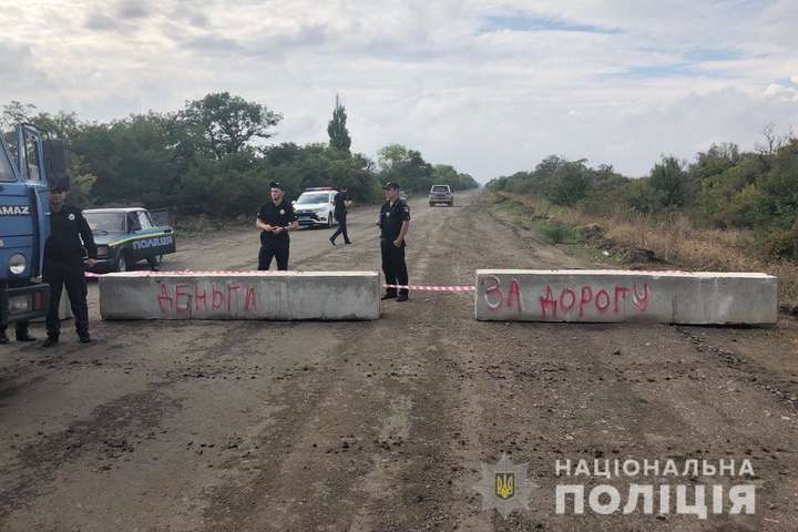 На Миколаївщині активісти продовжують блокувати розбиті дороги, вимагаючи їхнього ремонту