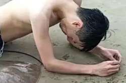 Скат ухватился мертвой хваткой за гениталии туриста. [ВИДЕО] 