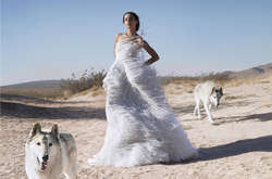 Бесстрашная Зои Кравиц снялась с дикими волками для глянца