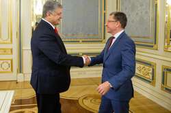 Порошенко з Волкером обговорили ситуацію на Донбасі