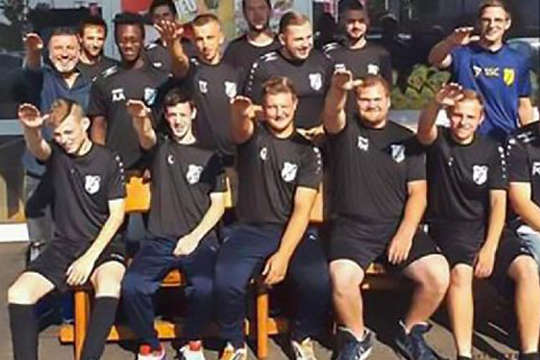 Керівництво німецького клубу вигнало сімох футболістів за нацистське вітання