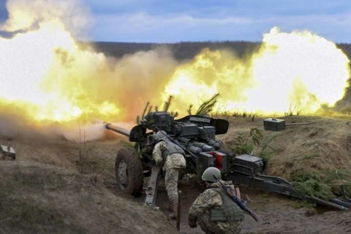 На Донбасі ворог гатить із важкого озброєння: поранено військового