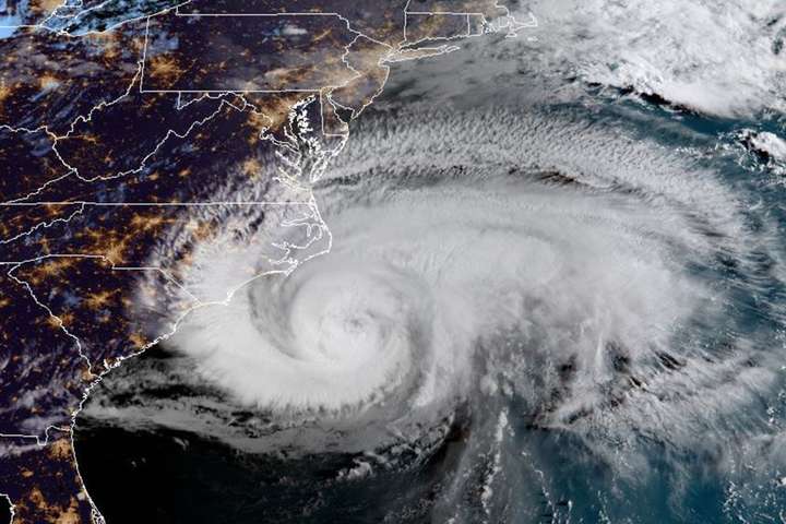 Потужний ураган «Флоренс» досяг узбережжя США