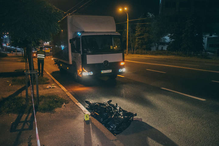 Смертельна ДТП у Києві: вантажівка збила пішохода з пляшкою горілки (фото, відео)