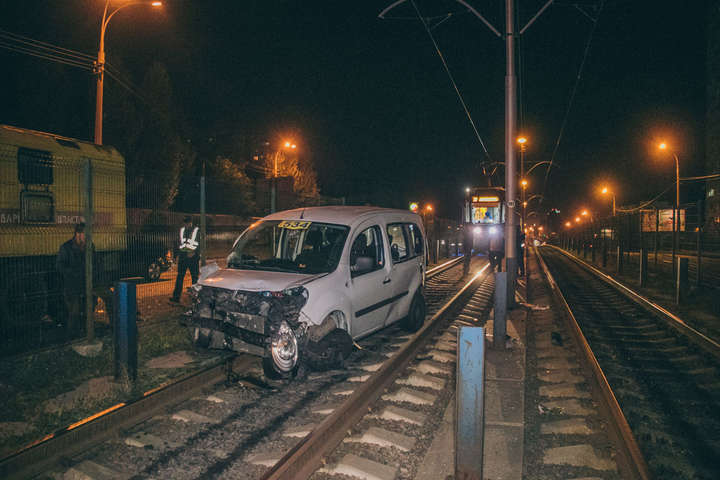 У Києві п’яний таксист врізався у маршрутку і вилетів на трамвайні колії (фото, відео)