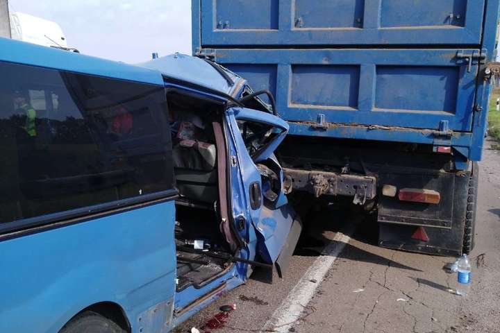На Київщині мікроавтобус із пасажирами врізався у вантажівку (фото)