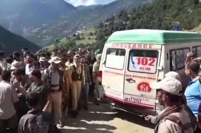В Индии автобус упал в ущелье, более 10 людей погибло
