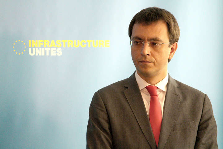 Министр инфраструктуры Омелян сдаст свои загранпаспорта в НАБУ
